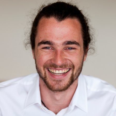 Miembro de equipo sonriente